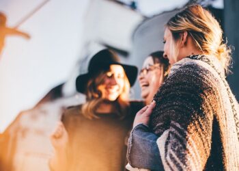 10 Simple Habits of People Who Always Seem Happy and Productive